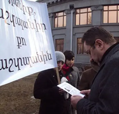 Раздача листовок об армии в центре Еревана не понравилась ректору театрального института
