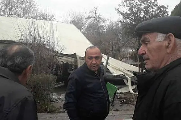 Զրույց քանդվող սրճարանների մոտ
