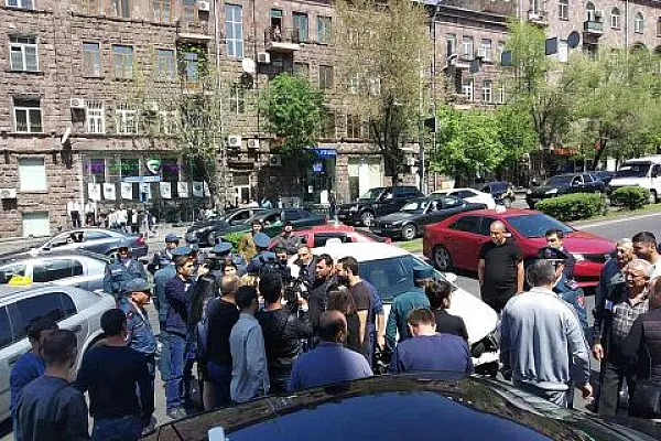 Երևանի տաքսիստները պայքարում են կենտրոնում կայանատեղերի համար