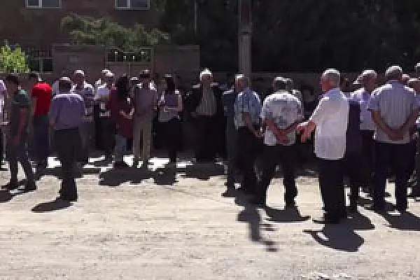 Արմավիրում ցույցի մասնակիցները աշխատավարձ են պահանջում