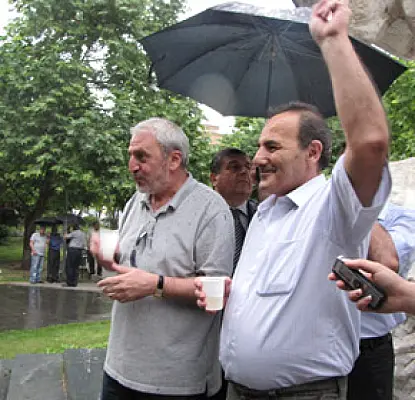 Oldest HAK Member Tears Robert Kocharian's Photo, Throws it at Murad Bojolyan's Feet