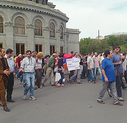 Police Block Independence Day March Outside Presidential Palace