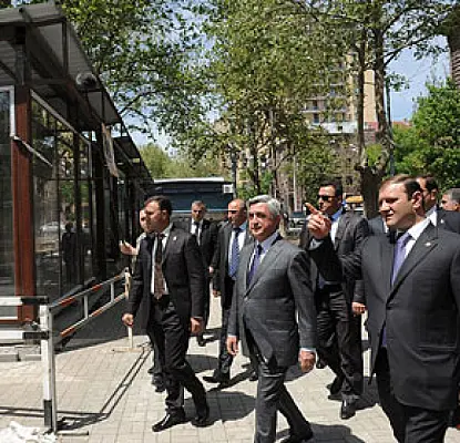 Ակտիվիստները «հավատացին» և «փոխվեց». Սերժ Սարգսյանը կողմ է կրպակների ապամոնտաժմանը