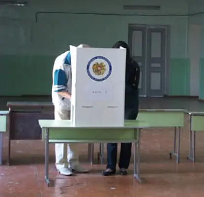 Коллективное голосование в пользу властей Армении (ФОТО, ВИДЕО)