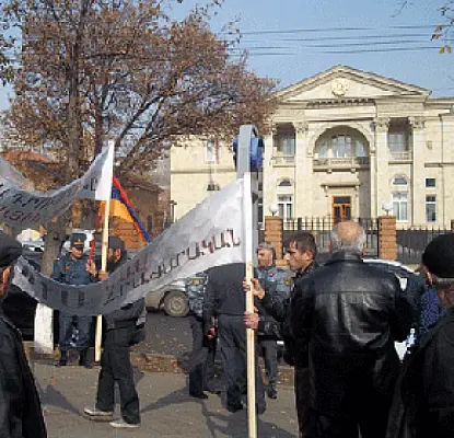 Պարույր Հայրիկյանը դադարեցրեց նստացույցը, քանի որ իր պահանջը կատարվել է