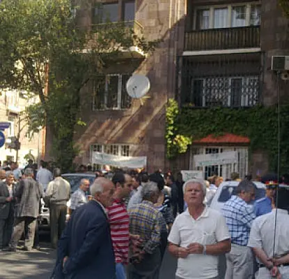Люди армянского бизнесмена осадили редакцию «ЧИ» из-за публикации Epress.am