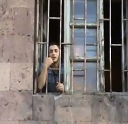 Помешавшегося в Карабахе солдата выписали. Где собранные для него деньги?