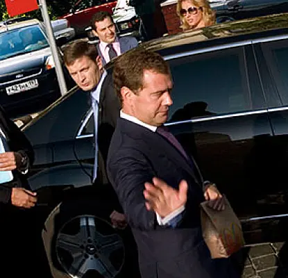 Մեդվեդևի «թիկնապահը» վաճառում է նախագահի անձնական լուսանկարները (ՏԵՍԱՆՅՈՒԹ)