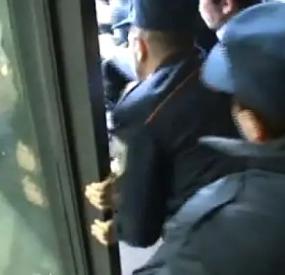 ВИДЕО – Активиста оппозиции силой выгнали из здания суда