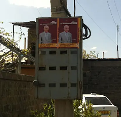 12-րդ ընտրատարածքում պատգամավորների թեկնածուների սխալ պաստառները վերացնելու են (ՖՈՏՈ)