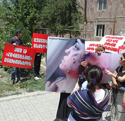 Հարևաններն ու բարեկամները պաշտպանեցին հարսին ծեծած սկեսրոջը (ՖՈՏՈ, ՎԻԴԵՈ)