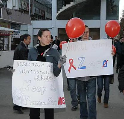 Քայլերթ Վանաձորում՝ ՄԻԱՎ/ՁԻԱՀ-ի դեմ պայքարի օրը