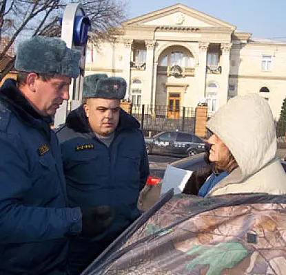Полицейские не разрешают протестующей разбить палатку у резиденции президента (ВИДЕО)