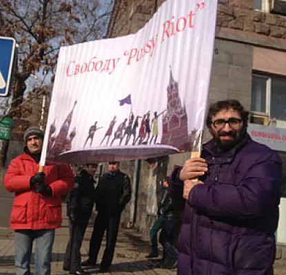 Աջակցություն Pussy Riot-ի մենակատարին. ակցիա Երևանում Ռուսատանի դեսպանատան մոտ (ՖՈՏՈ)