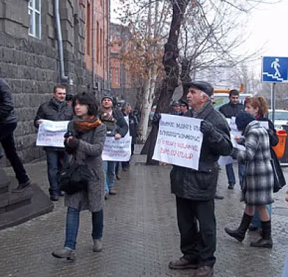 «Конец режиму». Активисты попытались пробудить армянскую молодежь (ВИДЕО)