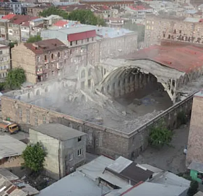 Փակ շուկայի հետնամասի նորակառույցը պետք է ապամոնտաժվի. Մշակույթի նախարարություն