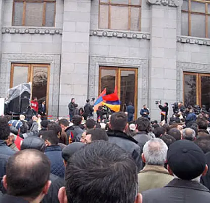 Армянскому губернатору, готовому размозжить голову политику, «забили стрелку»