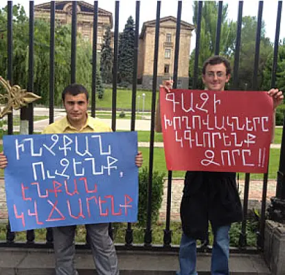 «Ռուսգազարդ+ՀՀԿ=գենոցիդ». ԱԺ-ում քննարկում են գազի գինը, դրսում՝ բողոքում