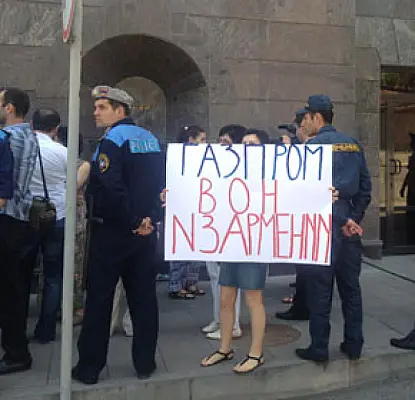 «Газпром, вон из Армении!» - акция против подорожания газа прошла у посольства РФ