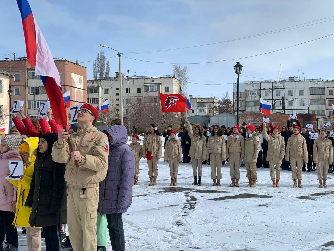 Гюмрийских школьников насильно выстроили буквой Z в поддержку российской  армии | Epress.am